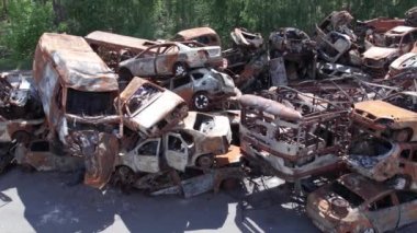 Bu video Irpin, Bucha 'da bir çöp yığını ve yanmış arabaları gösteriyor.
