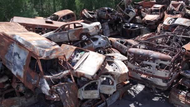 这段录像显示了在Bucha区Irpin的一辆被枪杀和烧毁的汽车的垃圾堆 — 图库视频影像