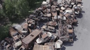 Bu video Irpin, Bucha 'da bir çöp yığını ve yanmış arabaları gösteriyor.