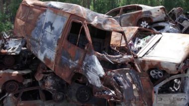 Bu video Irpin, Bucha 'da bir çöp yığını ve yanmış arabaları gösteriyor.