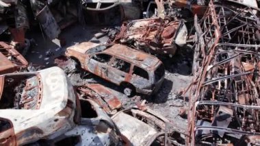 Bu video Irpin, Bucha 'da bir çöp yığını ve yanmış arabaları gösteriyor.