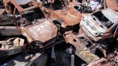 Bu video Irpin, Bucha 'da bir çöp yığını ve yanmış arabaları gösteriyor.