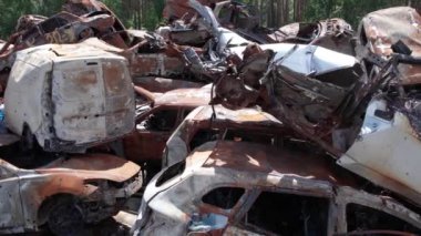 Bu video Irpin, Bucha 'da bir çöp yığını ve yanmış arabaları gösteriyor.