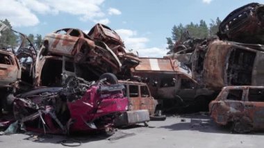 Bu video Irpin, Bucha 'da bir çöp yığını ve yanmış arabaları gösteriyor.