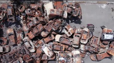 Bu video Irpin, Bucha 'da bir çöp yığını ve yanmış arabaları gösteriyor.