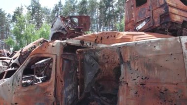 Bu video Irpin, Bucha 'da bir çöp yığını ve yanmış arabaları gösteriyor.