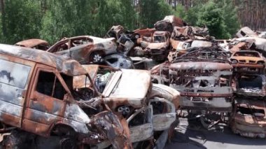 Bu video Irpin, Bucha 'da bir çöp yığını ve yanmış arabaları gösteriyor.