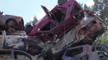 Bu video Irpin, Bucha 'da bir çöp yığını ve yanmış arabaları gösteriyor.