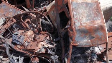 Bu video Irpin, Bucha 'da bir çöp yığını ve yanmış arabaları gösteriyor.