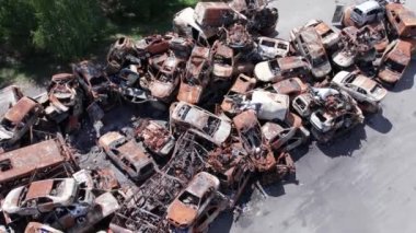 Bu video Irpin, Bucha 'da bir çöp yığını ve yanmış arabaları gösteriyor.