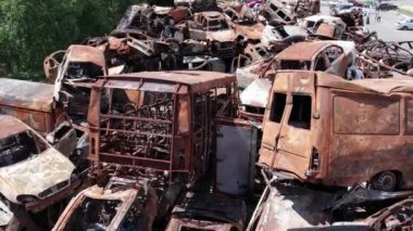 Bu video Irpin, Bucha 'da bir çöp yığını ve yanmış arabaları gösteriyor.