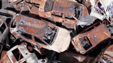 Bu video Irpin, Bucha 'da bir çöp yığını ve yanmış arabaları gösteriyor.