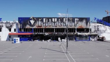 Bu video, Bucha 'daki bir alışveriş merkezinin ağır çekimde tahrip edildiğini gösteriyor.