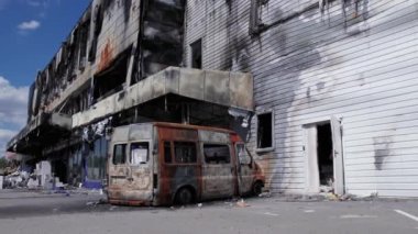 Bu video, Bucha 'daki bir alışveriş merkezinin ağır çekimde tahrip edildiğini gösteriyor.