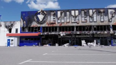 Bu video, Bucha 'daki bir alışveriş merkezinin ağır çekimde tahrip edildiğini gösteriyor.