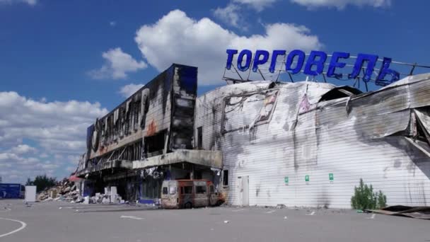 この株式ビデオは ブチャ スローモーションのショッピングセンターの破壊された建物を示しています — ストック動画