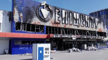 Bu video, Bucha 'daki bir alışveriş merkezinin ağır çekimde tahrip edildiğini gösteriyor.