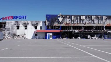 Bu video, Bucha 'daki bir alışveriş merkezinin ağır çekimde tahrip edildiğini gösteriyor.