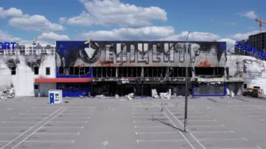 Bu video, Bucha 'daki bir alışveriş merkezinin ağır çekimde tahrip edildiğini gösteriyor.