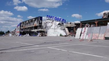 Bu video, Bucha 'daki bir alışveriş merkezinin ağır çekimde tahrip edildiğini gösteriyor.