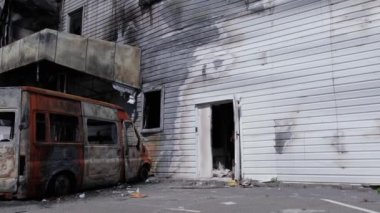 Bu video, Bucha 'daki bir alışveriş merkezinin ağır çekimde tahrip edildiğini gösteriyor.