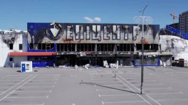 Bu video, Bucha 'daki bir alışveriş merkezinin ağır çekimde tahrip edildiğini gösteriyor.