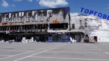 Bu video, Bucha 'daki bir alışveriş merkezinin ağır çekimde tahrip edildiğini gösteriyor.