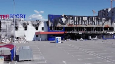 Bu video, Bucha 'daki bir alışveriş merkezinin ağır çekimde tahrip edildiğini gösteriyor.