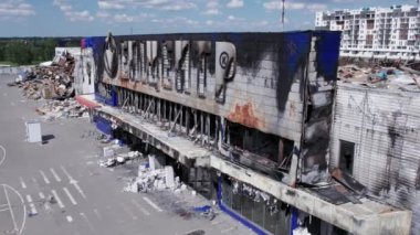 Bu video, Bucha 'daki bir alışveriş merkezinin ağır çekimde tahrip edildiğini gösteriyor.