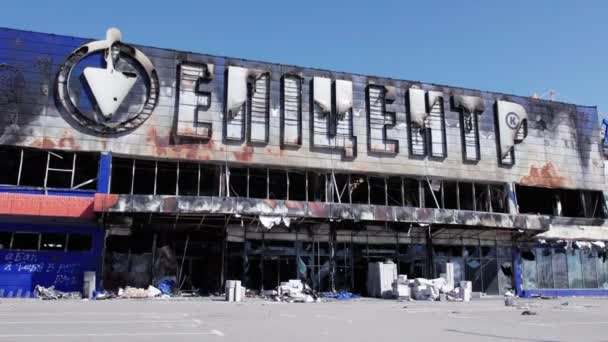 비디오는 Bucha 센터의 붕괴된 건물을 줍니다 동작으로 — 비디오