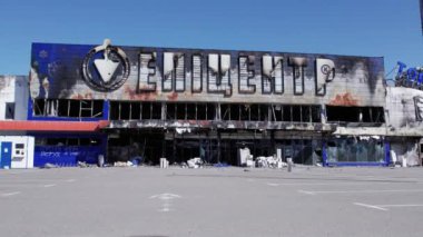 Bu video, Bucha 'daki bir alışveriş merkezinin ağır çekimde tahrip edildiğini gösteriyor.