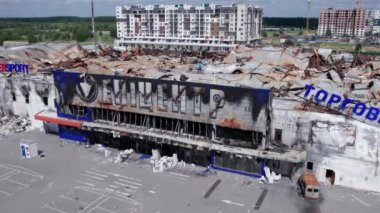 Bu video, Bucha 'daki bir alışveriş merkezinin ağır çekimde tahrip edildiğini gösteriyor.