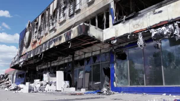 この株式ビデオは ブチャ スローモーションのショッピングセンターの破壊された建物を示しています — ストック動画