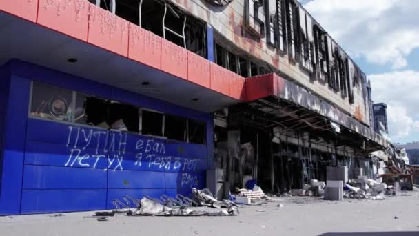 비디오는 Bucha 센터의 붕괴된 건물을 줍니다 동작으로 — 비디오