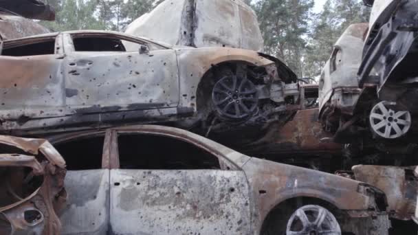Ten Film Pokazuje Wysypisko Wystrzelonych Spalonych Samochodów Irpin Dzielnicy Bucha — Wideo stockowe