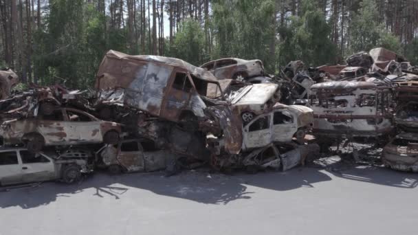 このストックビデオでは イルピン ブチャ地区 グレー フラット 無色のショットと燃焼車のダンプを示しています — ストック動画