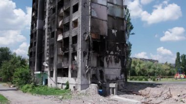 Bu video, Borodyanka, Bucha bölgesinde yıkılan bir binayı gösteriyor.