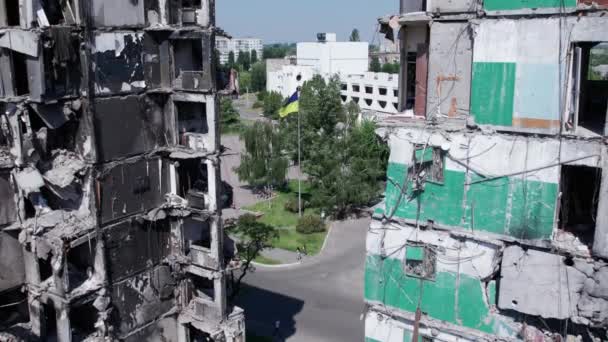 Den Här Videon Visar Förstörd Bostadshus Borodyanka Bucha Distriktet — Stockvideo