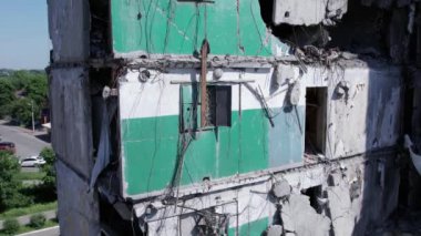 Bu video, Borodyanka, Bucha bölgesinde yıkılan bir binayı gösteriyor.