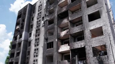Bu video, Borodyanka, Bucha bölgesinde yıkılan bir binayı gösteriyor.