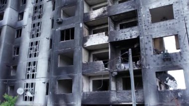 Bu video, Borodyanka, Bucha bölgesinde yıkılan bir binayı gösteriyor.