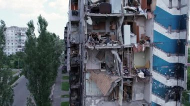 Bu video, Borodyanka, Bucha bölgesinde yıkılan bir binayı gösteriyor.