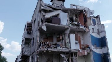 Bu video, Borodyanka, Bucha bölgesinde yıkılan bir binayı gösteriyor.