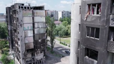 Bu video, Borodyanka, Bucha bölgesinde yıkılan bir binayı gösteriyor.