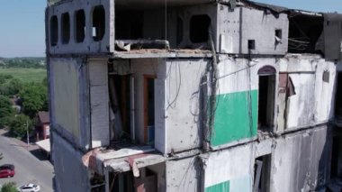 Bu video, Borodyanka, Bucha bölgesinde yıkılan bir binayı gösteriyor.