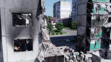 Bu video, Borodyanka, Bucha bölgesinde yıkılan bir binayı gösteriyor.