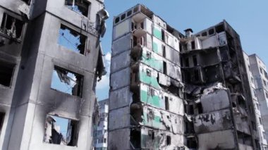 Bu video, Borodyanka, Bucha bölgesinde yıkılan bir binayı gösteriyor.
