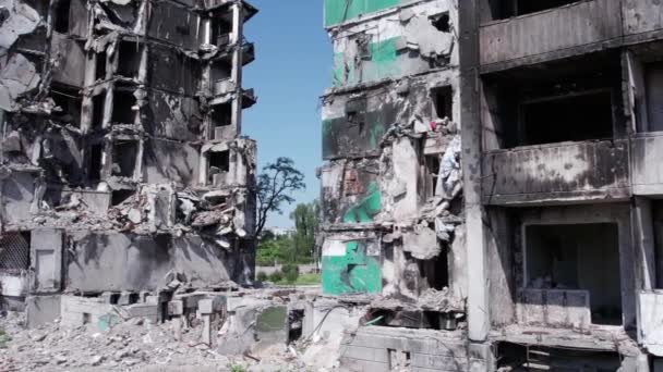 このストックビデオは ブチャ地区ボロディアンカの破壊された住宅ビルを示しています — ストック動画