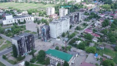 Bu video, Borodyanka, Bucha bölgesinde yıkılan bir binayı gösteriyor.