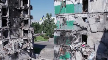 Bu video, Borodyanka, Bucha bölgesinde yıkılan bir binayı gösteriyor.
